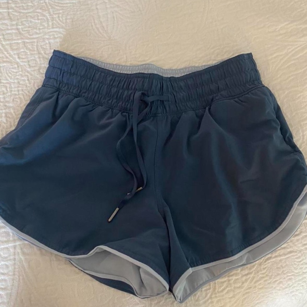 lulu reversible shorts

-size 4
-great condition!!